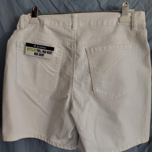 D. Jeans Women's Cream High Waist Shorts - Picture 5 of 9